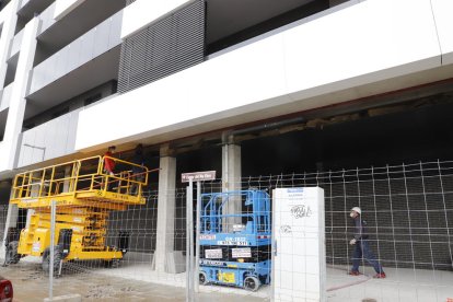 Operaris de la construcció, treballant ahir en un edifici a la ciutat de Lleida.