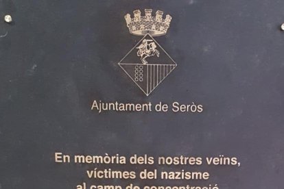 Primer plano de la placa que se inaugurará hoy en Seròs. 