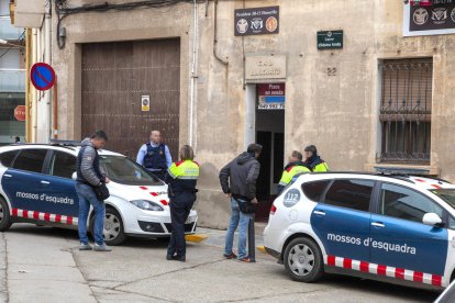 Los Mossos en un domicilio de Tàrrega que registraron ayer al mediodía. 