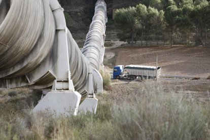 El sifó que porta l’aigua a les primeres finques del Segrià que va ser construït sobre el 1970 i que creua per sobre la carretera N-230 a Castillonroi.