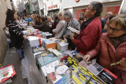 Una freqüentada parada de llibres a l’Eix Comercial de Lleida a Sant Jordi de l’any passat.