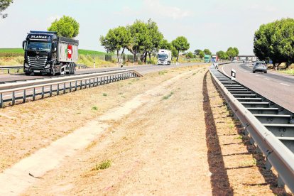 El vehículo se salió por la mediana en esta zona y cayó de un puente.