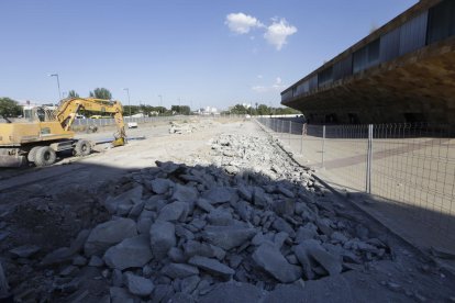 Vorera aixecada i maquinària d’obra al solar de les torres.