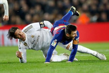 Messi cae de forma aparatosa ante Sergio Ramos en uno de los lances del partido.