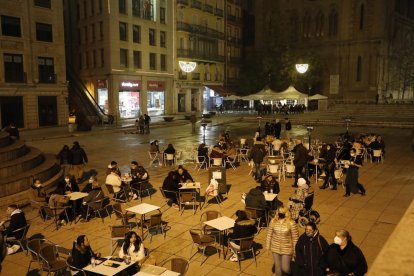 Terrasses ahir pràcticament plenes a Sant Joan. Demà només podran obrir quatre hores i mitja.