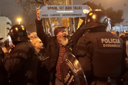 Los carteles pidiendo diálogo se repitieron ayer.