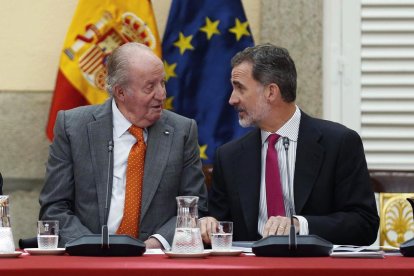 Imatge del mes de març passat del rei emèrit Joan Carles I amb el seu fill, el rei Felip VI.