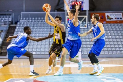 Un jugador del Pardinyes, amb la pilota davant de l’oposició de tres del Castelldefels, ahir al partit.