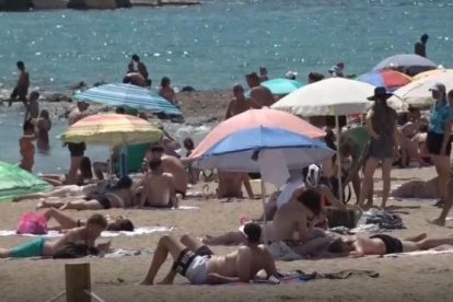 Una platja a Barcelona ahir diumenge.