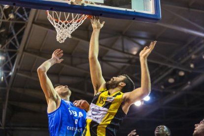 Un jugador del Pardinyes, con el balón ante la oposición de tres del Castelldefels, ayer en el partido.