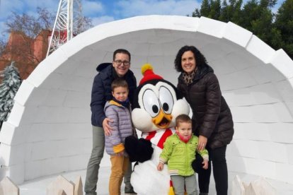 En Blai es va divertir a PortAventura amb els seus pares, Sílvia i Manel i el seu germà Eloi.