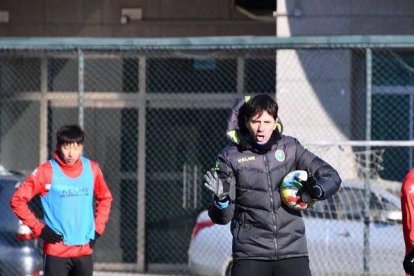 Asier Eizaguirre durante un entrenamiento con el BIT chino.