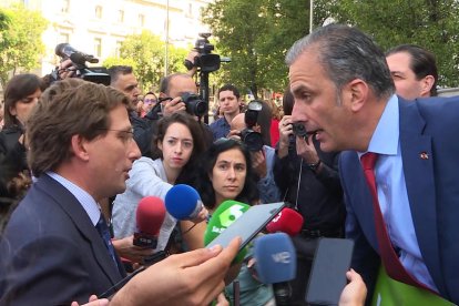 El alcalde de Madrid y el portavoz de Vox durante el enfrentamiento que mantuvieron ayer.