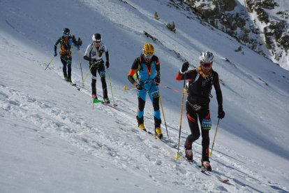 Els esquiadors van cobrir un recorregut de 21 quilòmetres i 2.100 metres de desnivell acumulat.