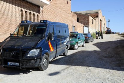 El dispositiu ha començat a les cinc de la matinada en un magatzem del carrer Joan Maragall