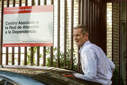 Iñaki Urdangarin llegando al centro  de Madrid donde realizará el voluntariado.