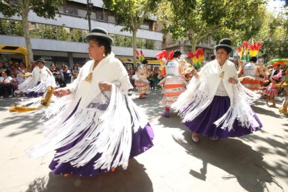 Imagen de archivo de una fiesta de la comunidad boliviana de Lleida por la Virgen de la Urkupiña. 