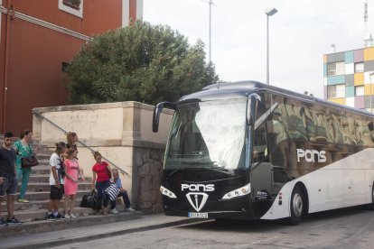 Algunos de los pasajeros afectados en la estación de Tàrrega a punto de subir a un autobús.