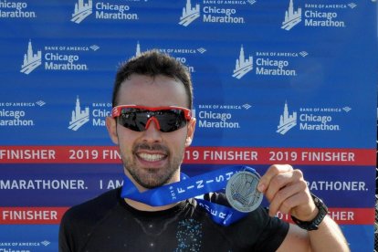 Jové muestra la medalla de ‘finisher’ en Chicago.