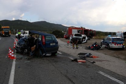 Los dos turismo colisionaron frontalmente ayer a las 13.15 horas en El Pla de Santa Maria. 