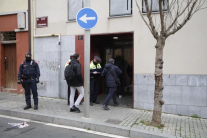 Momento de la entrada de la comitiva judicial para proceder al desahucio de la calle Alsamora. 