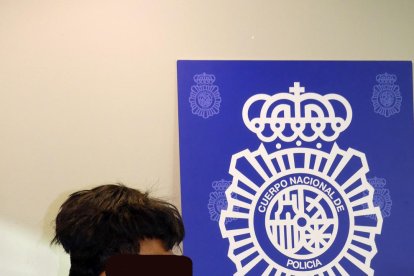 Intercepten a l'aeroport del Prat un home que portava mig quilo de cocaïna en un doble fons del seu perruquí