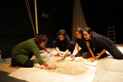 Rosa Díaz, ayer junto a las tres intérpretes durante uno de los ensayos en el Teatre de l’Escorxador.