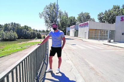 Saúl Craviotto, el miércoles junto al centro de piragüismo que lleva su nombre y al lado del río Segre.