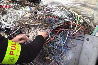 Detingudes sis persones per sostreure cablatge telefònic en zones rurals de Catalunya