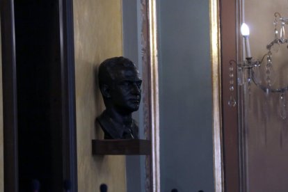 El bust de Joan Carles I ubicat al saló de sessions de la Paeria de Lleida, en una imatge d'arxiu.