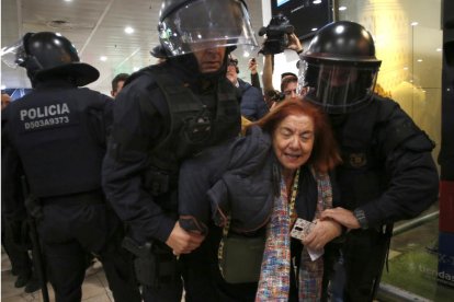 Un instante del desalojo que efectuaron los Mossos después de que los CDR se concentraran en Sants. 