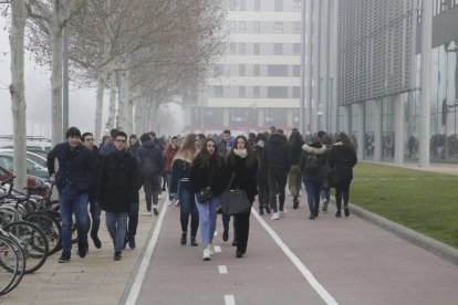 Estudiantes en el campus de la Universitat de Lleida en Cappont. 