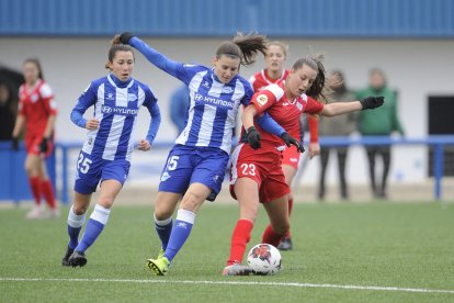 Andrea Gómez protegeix la pilota davant la pressió de Mery, autora del gol local, ahir a Ibaia.