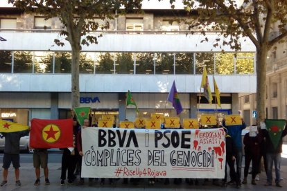 El colectivo Ponent amb Kurdistan denuncia el apoyo a Turquía   -  Unas 40 personas se concentraron ayer ante la sede del PSC y frente a una de las sucursales del banco BBVA para denunciar las “relaciones de ambos con el Estado turco”, protago ...