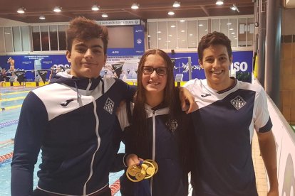 Paula Juste, amb les tres medalles, al costat de Juárez i Lomero.