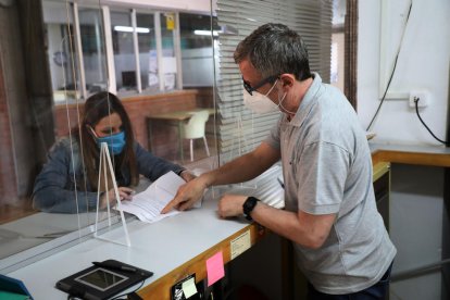 Preinscripción presencial con mamparas y mascarillas en el instituto Josep Lladonosa de Pardinyes.