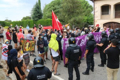 Els Reis visiten el monestir de Poblet enmig de protestes i un fort dispositiu policial