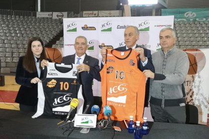 Andreu Pi y Félix González, en el centro de la imagen, sujetan las nuevas camisetas con el logo de ICG.