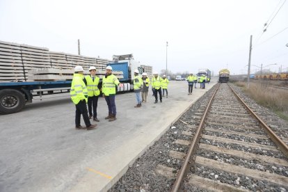 El subdelegat del govern espanyol a Lleida, José Crespín, amb tècnics d'ADIF, inspeccionant el material per a les obres