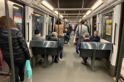 Transports plens a Barcelona i Madrid - Les imatges d’ahir a primera hora del matí amb nombrós públic a les estacions de trens de Barcelona i Madrid van provocar queixes dels ciutadans, que va portar Transports a admetre incidències per “pr ...