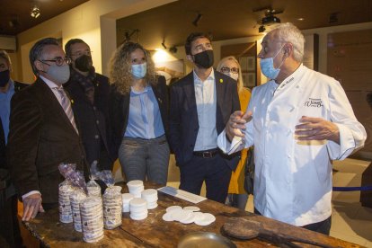 Els consellers Ramon Tremosa i Damià Calvet, en la seua visita a Torrons Vicens, ahir.