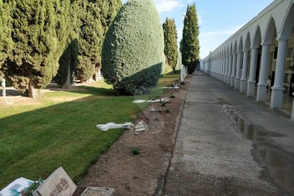 Destrossen creus al cementiri del Palau d'Anglesola