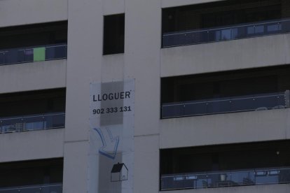 Un edifici de la capital amb diversos habitatges de lloguer, ahir.