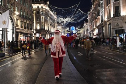 Las calles más comerciales de Londres estaban ayer muy transitadas por personas haciendo compras navideñas.