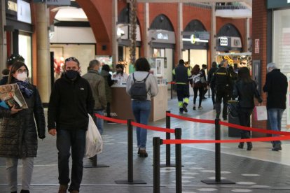 Els centres comercials confien a ‘salvar’ aquest cap de setmana el Nadal. A la imatge, un de Girona.