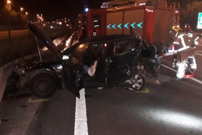 El coche en el que viajaba el pequeño fue embestido por detrás por el otro turismo.