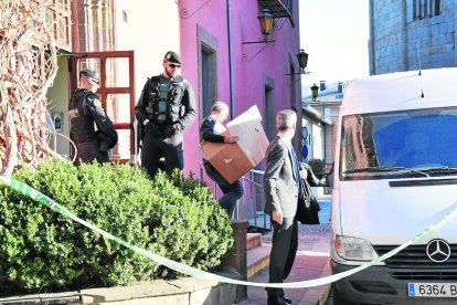 Agentes de la Guardia Civil durante el registro en el ayuntamiento del pasado mes de marzo. 