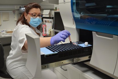 Una sanitaria coloca una muestra PCR en una máquina para saber si es positiva, ayer, en Palamós.