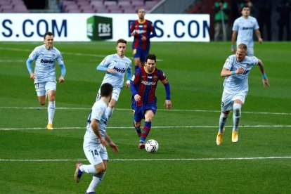 Messi marcó su gol 643 con el Barça, igualando el récord de Pelé. 