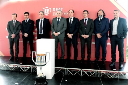 Els representants dels vuit equips a quarts posen amb la Copa del Rei durant el sorteig.